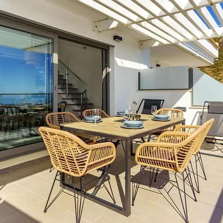 Top-floor With Pool Ref 20